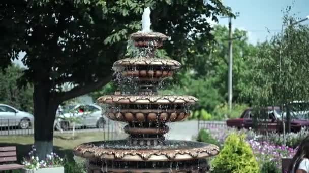 Schöner Bronzefarbener Dekorativer Brunnen Stadtpark — Stockvideo