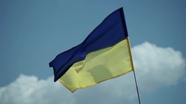 Ukrajina Vlajka Modrém Pozadí Oblohy — Stock video