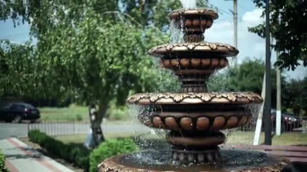 Красивий Бронзовий Декоративний Фонтан Міському Парку — стокове відео