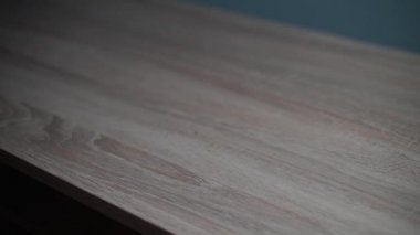 Adam masaya hamburger koyar.