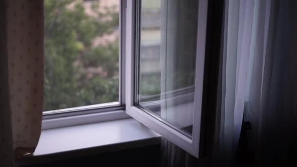 Offenes Fenster Einem Warmen Sommerabend — Stockvideo