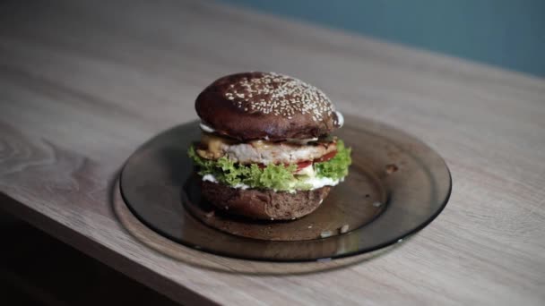 Homme Prend Une Assiette Avec Hamburger Table Met Place — Video