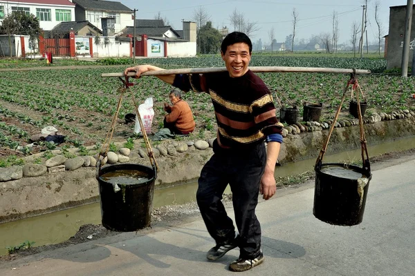 Pengzhou, Chine : Fermier portant des seaux d'eau — Photo