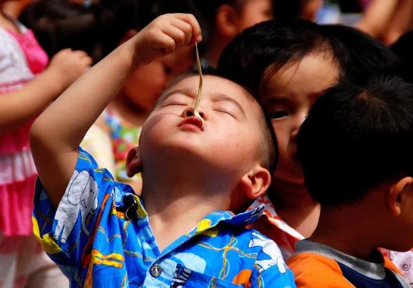 Pengzhou, China: Chinese jongen met GOM — Stockfoto