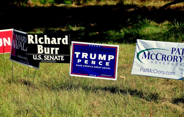 Pittsboro, nc: Wahlkampfschilder für 2016 — Stockfoto