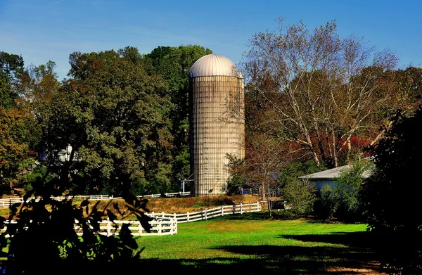 Pittsboro, nc: landwirtschaftliches Silo im Dorf Fearrington — Stockfoto