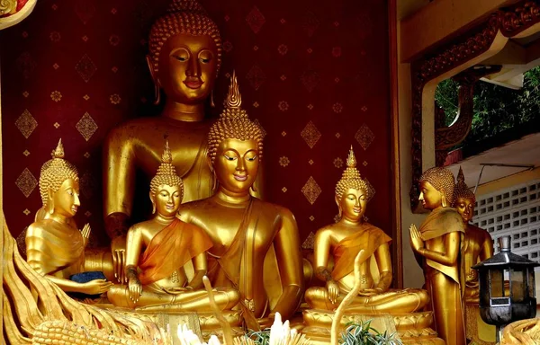 Bang Saen, Tailandia: Budas doradas en el templo chino de Kuan Yin — Foto de Stock