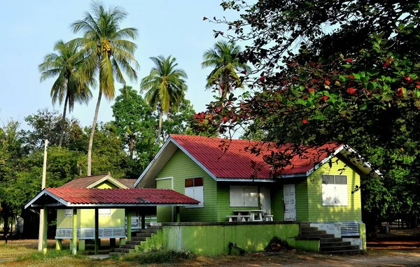 Bang saen, thailand: traditionelles thailändisches Holzhaus — Stockfoto