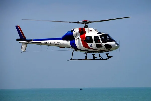 Batu Ferringhi, Malaysia: Police Helicopter in Flight — Stockfoto