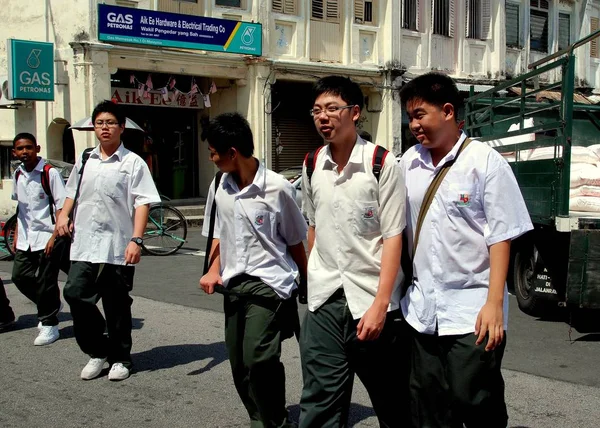 Georgetown, Malaysia:  School Boys on Lebu Kimberley — Stock Photo, Image