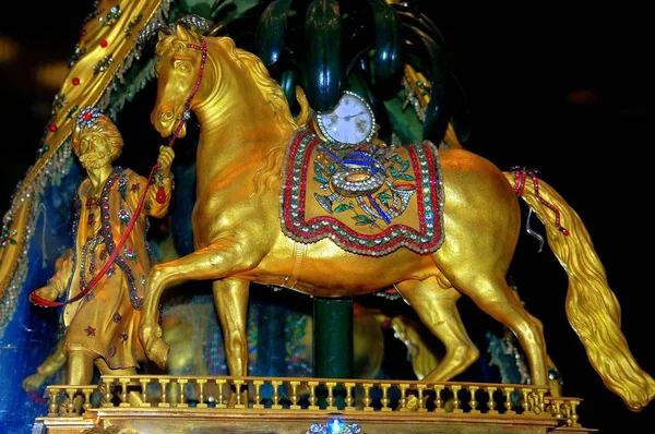 Beijing, China: Caballo dorado en el Museo de la Ciudad Prohibida — Foto de Stock