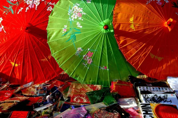 Beijing, China: Parasols and Souvenirs — Stock Photo, Image