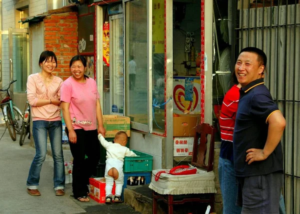 Beijing, China: Chinese Family in Hutong — Stock Photo, Image