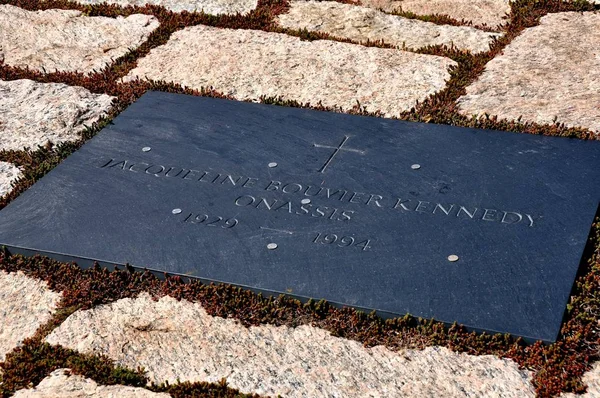 Арлингтон, штат Вирджиния: могила Жаклин Кеннеди Онассис — стоковое фото