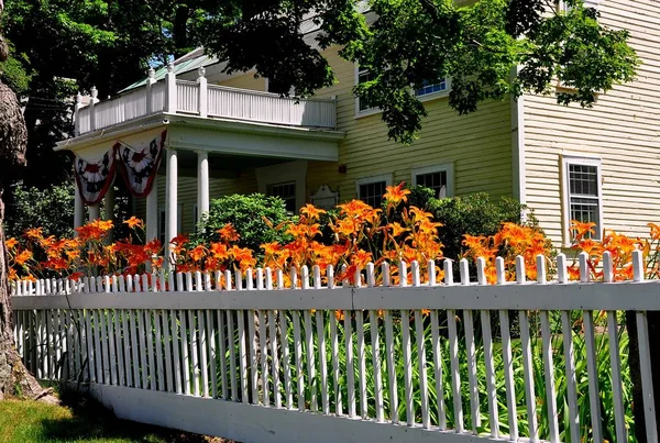 Fitzwilliam, NH: Day lillies and Public Library — Stock Photo, Image