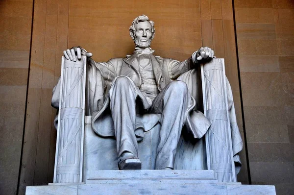Вашингтон: Статуя Авраама Линкольна — стоковое фото