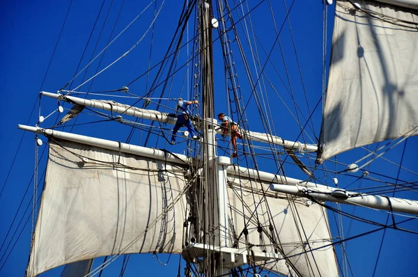 Mystic, CT: Staff Unfurling Sails of Charles W. Morgan Ship — Stock Photo, Image