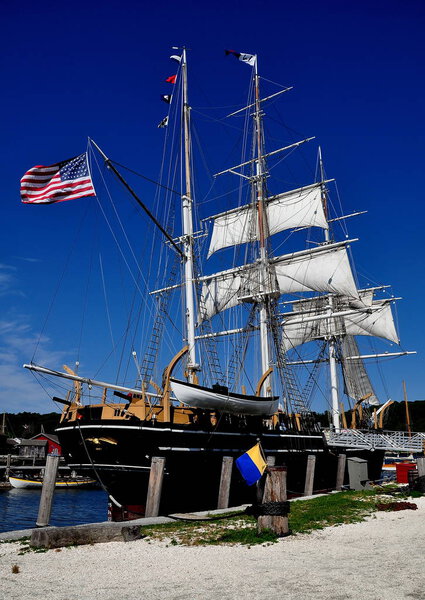 Мистический CT: 1841 Charles W. Morgan Whaling Ship

