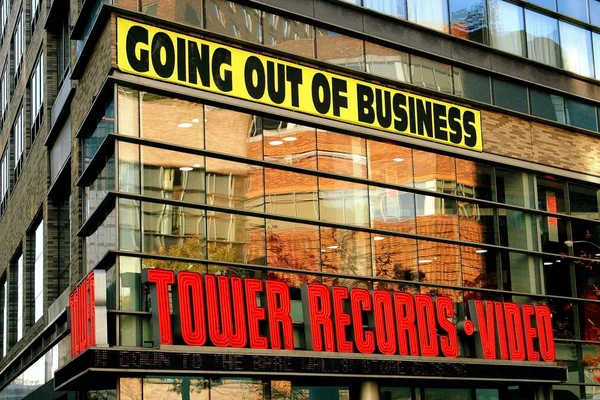 뉴욕시: 타워 레코드 비즈니스 표지판의 외출 — 스톡 사진