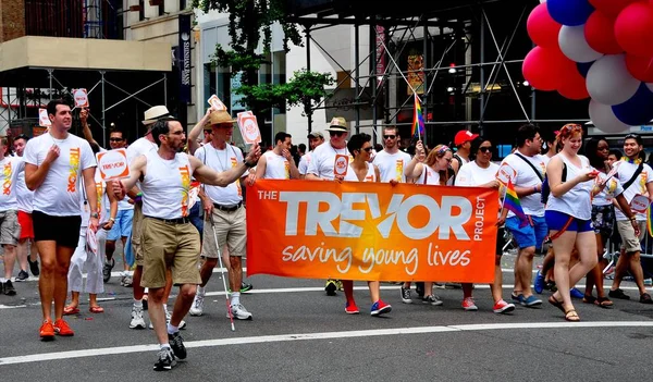 NYC: Marchadores del Proyecto Trevor en el Desfile del Orgullo Gay — Foto de Stock