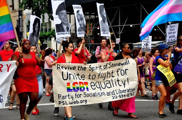Нью-Йорк: гей-парад 2013 года — стоковое фото