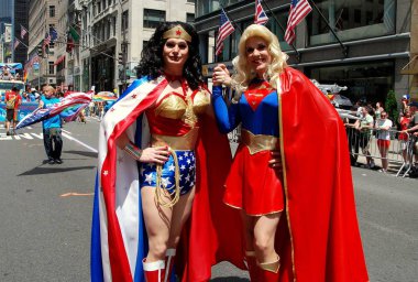 NYC: Supergirl ve Wonder Woman Gay gurur geçit töreni