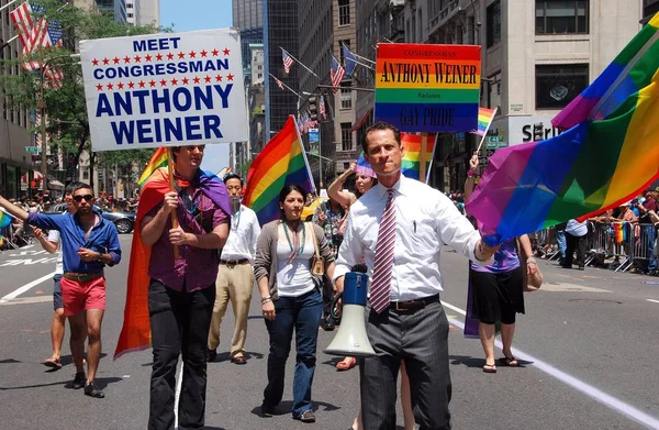 Nyc coggressman anthony weiner bei gay pride parade — Stockfoto