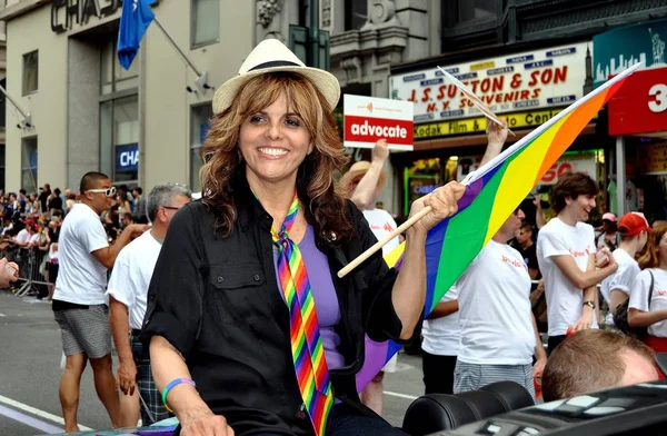 NYC: Jane Velez Mitchell på Gay Pride-paraden — Stockfoto