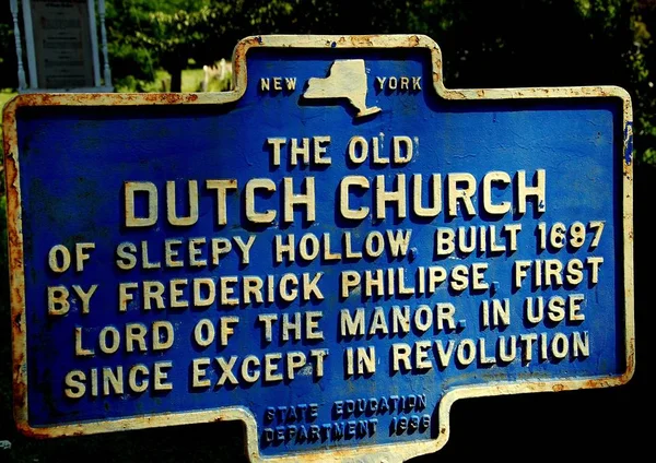 Sleepy Hollow, Ny: Gamla nederländska kyrkan staten historiska tecken — Stockfoto