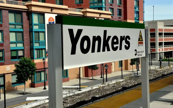 Yonkers, NY: Yonkers Estação Ferroviária sinal — Fotografia de Stock