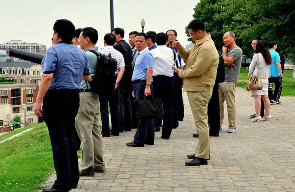 Batimore, Marland: Chinese Tourists on Federal Hill Viewpoint — Stock Photo, Image