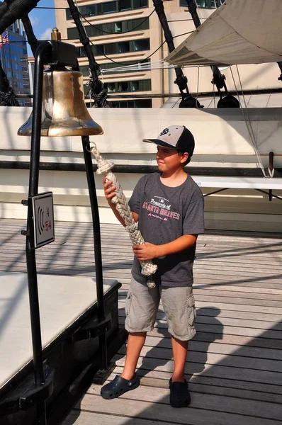 Baltimore, Maryland : Le garçon sonne la cloche du navire — Photo