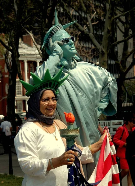 Nova Iorque: Mulher posando com estátua de mímica da liberdade — Fotografia de Stock