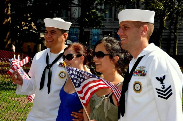 New York City: Vrouwen met Amerikaanse zeilers in Battery Park — Stockfoto