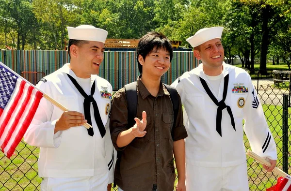 New York City: Sailors with Tourist in Battery Park — Stock Photo, Image