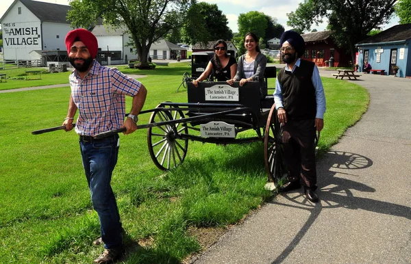 Lancaster, Pa: Turister på Amish byn med Buggy — Stockfoto