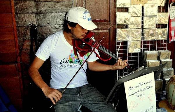 安帕瓦，泰国︰ 提琴手表演，在水上市场 — 图库照片