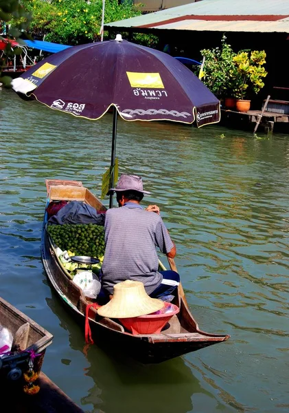 Amphawa, Tailândia: Fornecedor no Mercado Flutuante — Fotografia de Stock