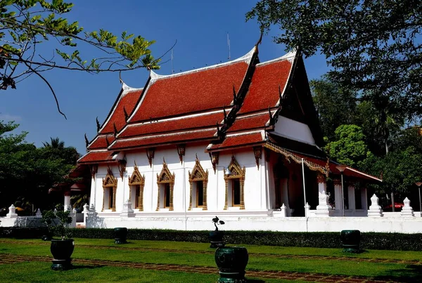 Amphawa, Thailand: Wat Amphawa Chetiyaram Rechtenvrije Stockafbeeldingen