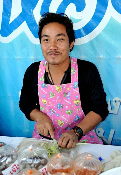 Amphawa, Thailandia: donna sorridente al mercato galleggiante Fotografia Stock