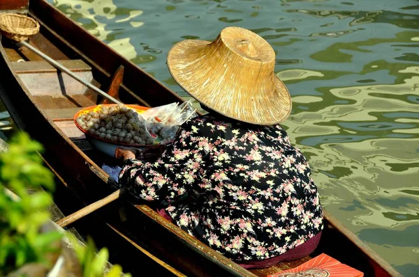 Amphawa, thailand: thailändische Frau auf schwimmendem Markt lizenzfreie Stockfotos