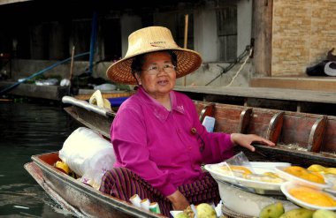Damnoen Saduak, Tayland: yüzen Pazar adlı kadın satıcı