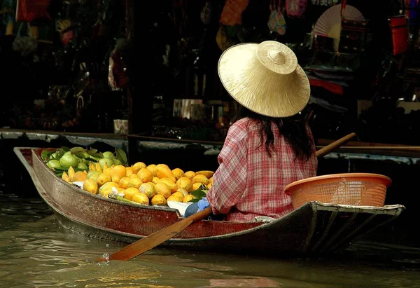 Damnoen Saduak,Thailand: Vendor at Floating Market — Stock Photo, Image