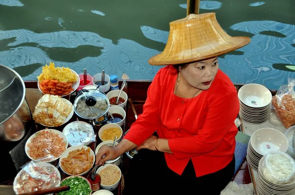 Damnoen Saduak, Thailand: Kvinna leverantör på flytande marknaden — Stockfoto