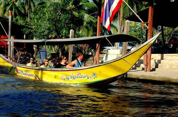 Damnoen Saduak: Tourists Riding Long Boat — Stock Photo, Image