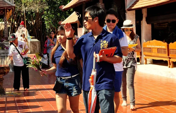 Lampang, Thailand: Thais Praying at Buddhist Temple — Stock Photo, Image