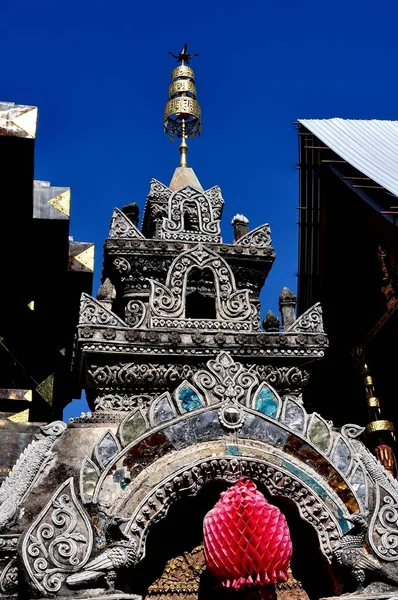 Lampang, Thaïlande : Porte d'entrée au temple thaïlandais — Photo