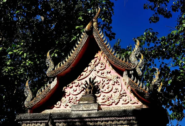 Lamphun, Tailandia: Puerta ornamental en el templo tailandés —  Fotos de Stock