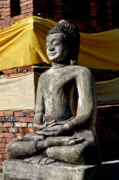 : Lamphun, Thailand: Taylandlı Wat Buda heykeli — Stok fotoğraf