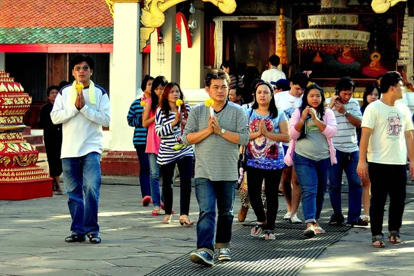 Lamphun, thailand: frommer thai im tempel Stockbild